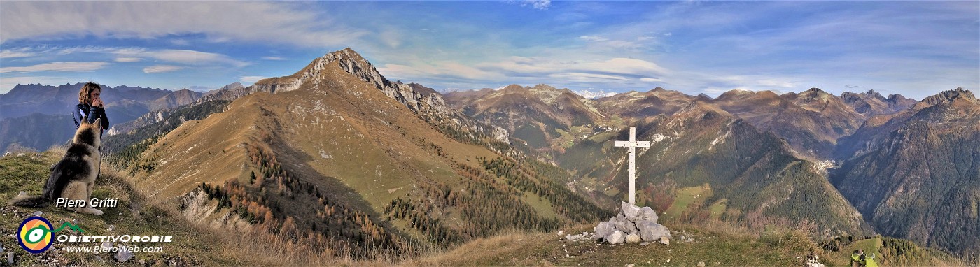 48 Alla croce di vetta del Pizzo Badile (2044 m) vista spettacolare.jpg